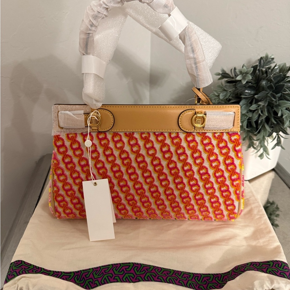 Tory Burch Lee Radziwill Petite velvet handbag
Never worn, with tag
Pink, Velvet - Picture 3 of 9